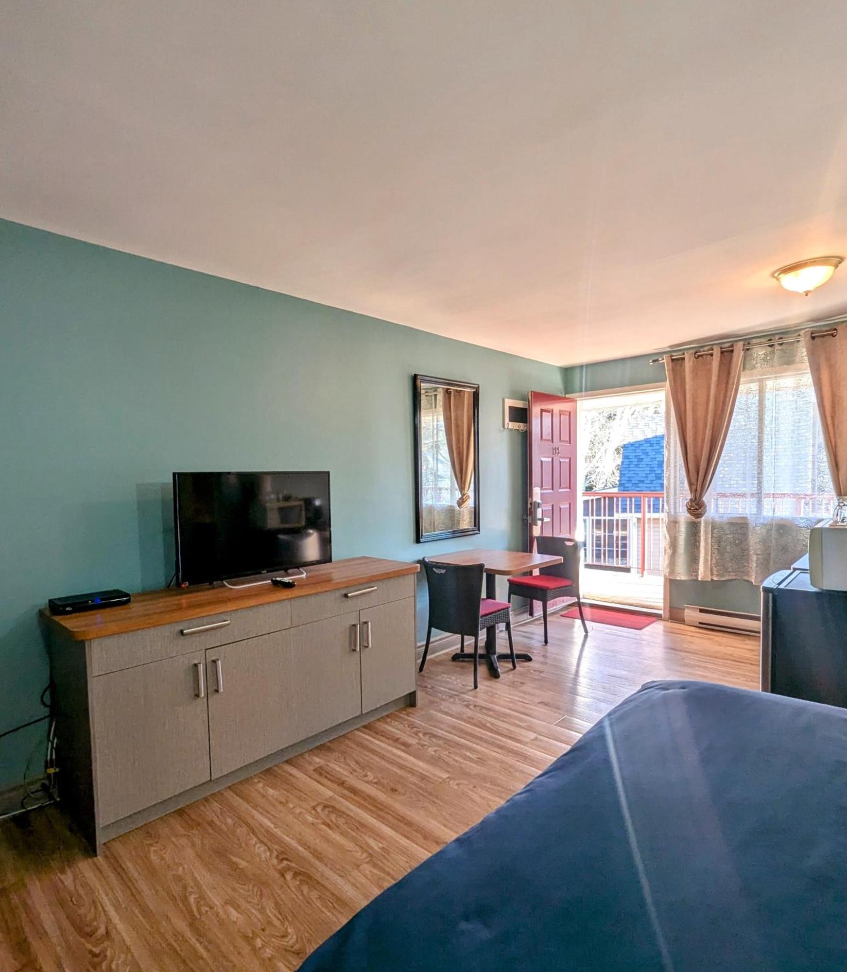 Motel Des Pentes Et Suites Saint-Sauveur-des-Monts Esterno foto