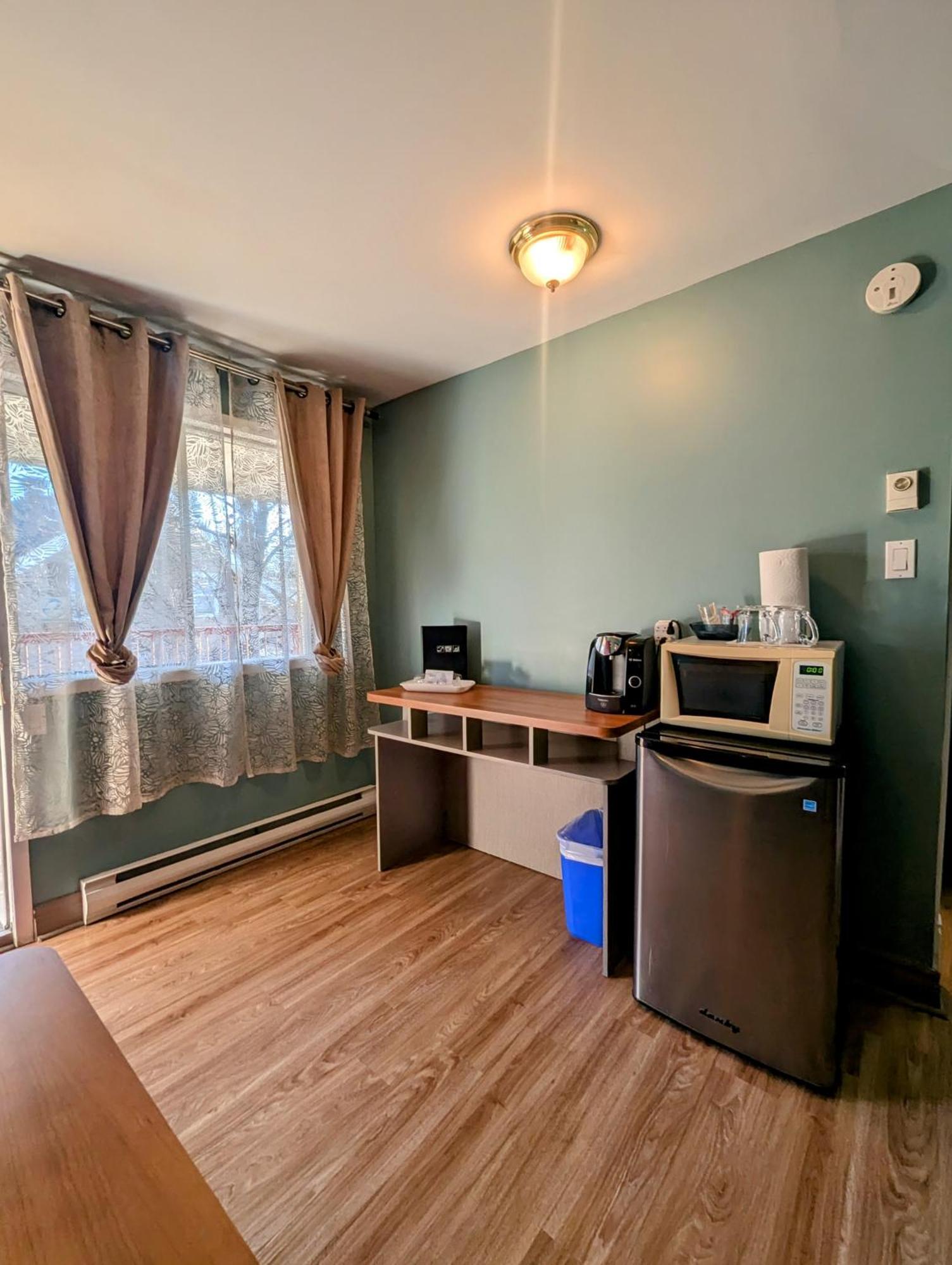 Motel Des Pentes Et Suites Saint-Sauveur-des-Monts Esterno foto
