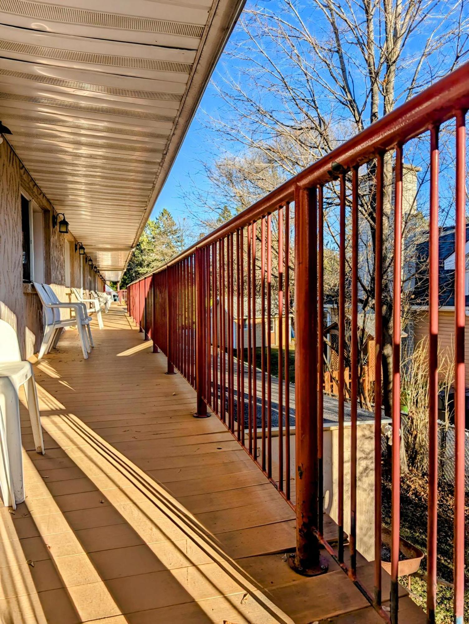 Motel Des Pentes Et Suites Saint-Sauveur-des-Monts Esterno foto