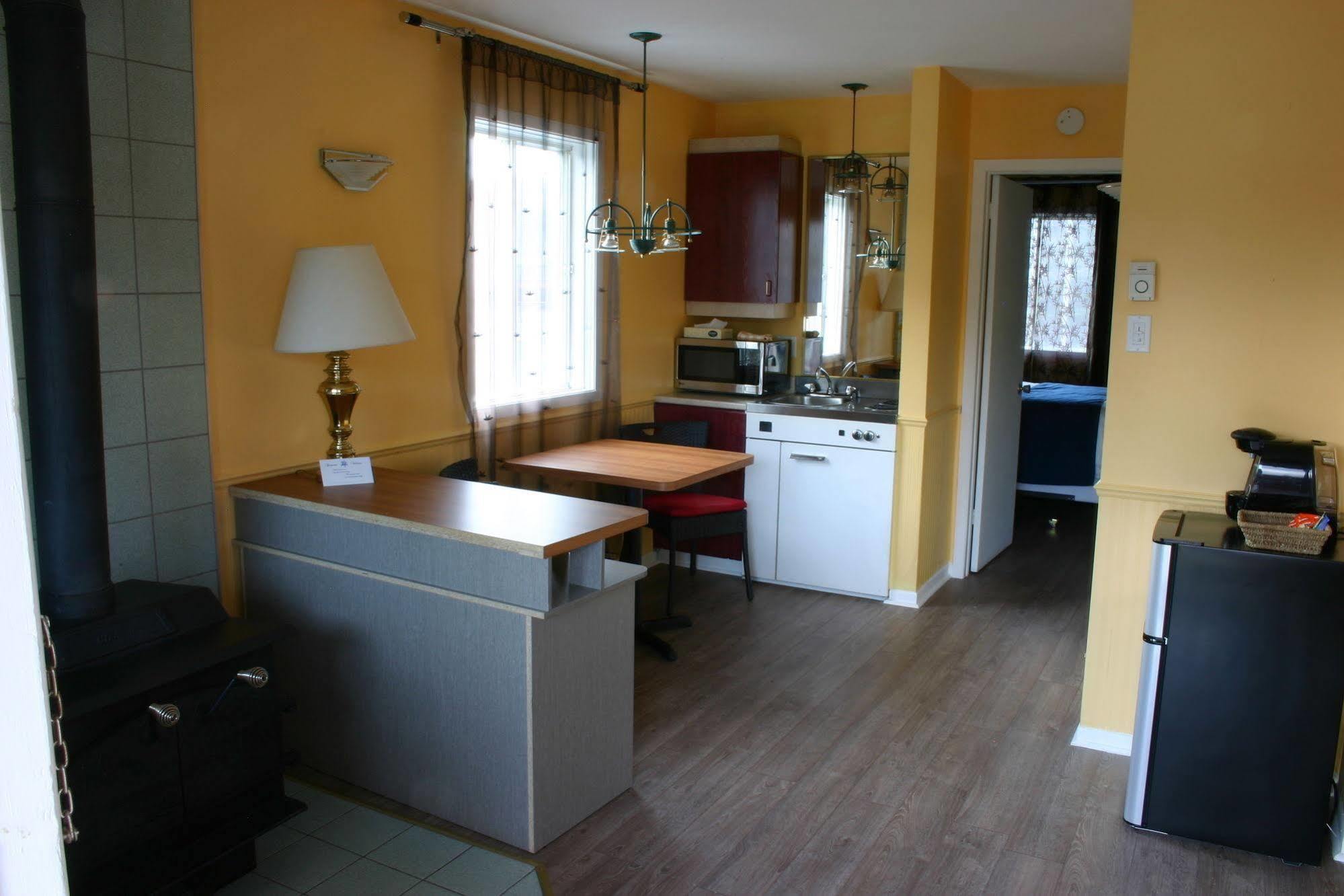 Motel Des Pentes Et Suites Saint-Sauveur-des-Monts Esterno foto